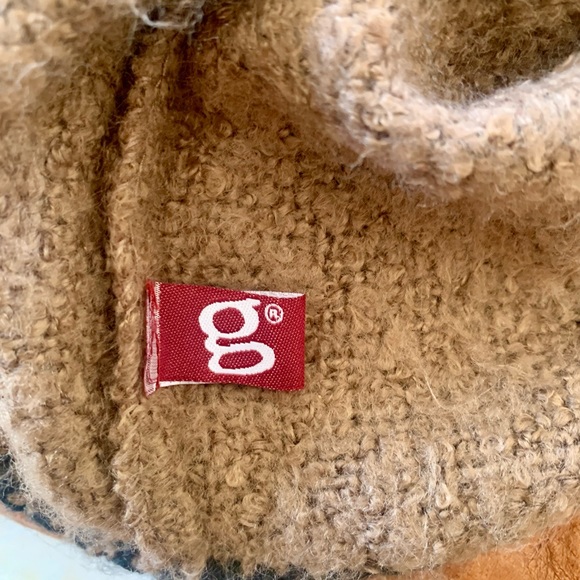 Gaudi Poncho Sweater - Picture 3 of 3